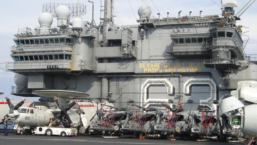 Khi làm việc tại đường băng trên tàu sân bay, các thủy thủ cần hết sức cẩn thận. Đây được coi là nơi làm việc nguy hiểm nhất trên thế giới. 