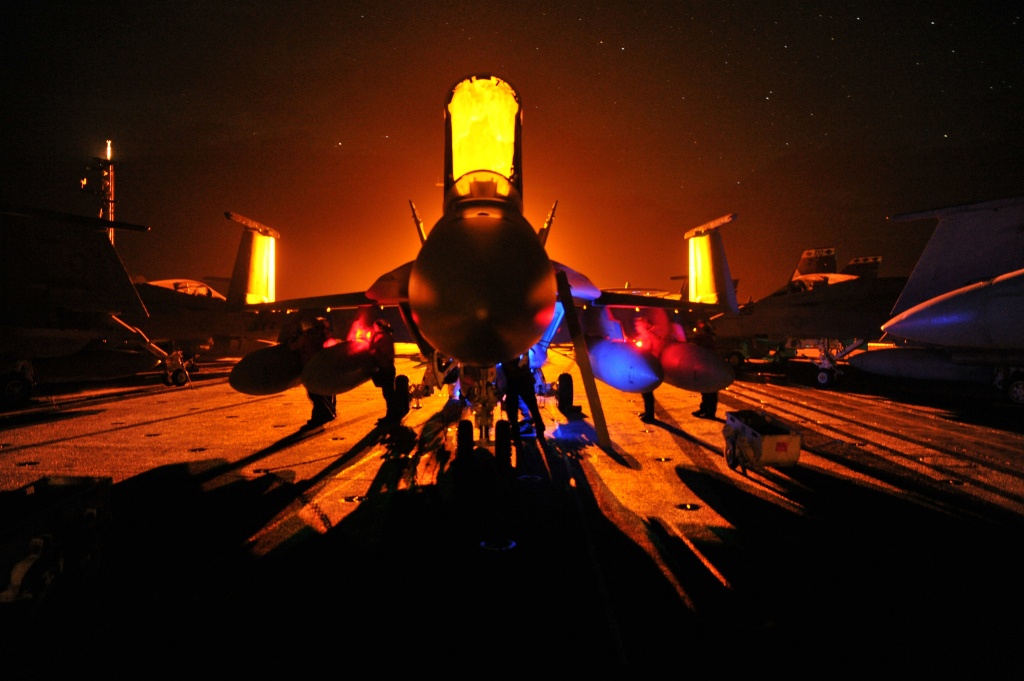 Đêm tối cũng không làm chậm nhịp độ làm việc. Các thủy thủ trên boong tàu phải làm việc 12 giờ mỗi ngày, 7 ngày trong một tuần. Công việc liên tục khiến nhiều lúc họ quên mất ngày tháng. 