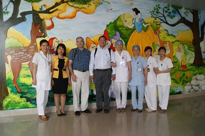 Các bác sĩ, điều dưỡng của khoa Nhi bệnh viện K cùng với các chuyên gia Ung thư trẻ em đến từ Đại học Texas và Đại học Florida - Mỹ.