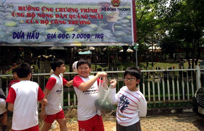 Một bức ảnh người dân ủng hộ mua dưa hấu trên FB của Phó Cục trưởng Cục XNK Trần Thanh Hải.