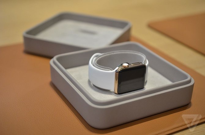 Mẫu đồng hồ Apple Watch Edition 38mm được làm từ vàng hồng và có giá <abbr class=