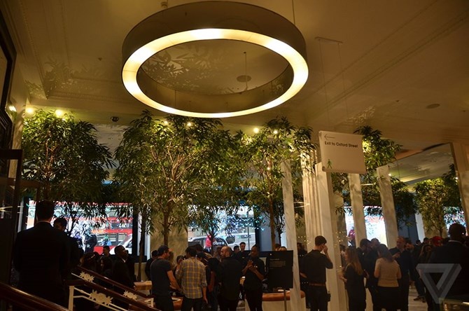 Trung tâm thương mại Selfridges, London Không gian bán lẻ của Apple Watch tại Trung tâm thương mại Selfridges, London được bao phủ bởi cây xanh mang lại cảm giác tươi mát cho người dùng