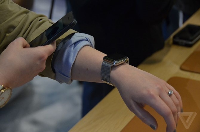 Người dùng đang thử bộ đôi iPhone và Apple Watch.