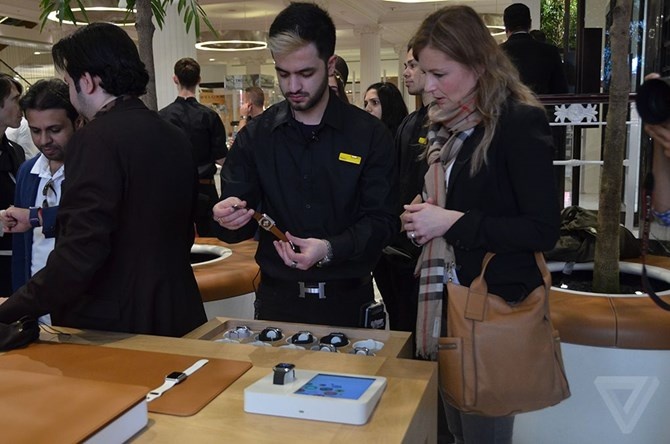 Cửa hàng bán lẻ Apple Watch luôn vô cùng