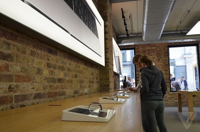 Không gian ấm cúng và sang trọng tại cửa hàng Apple Watch.