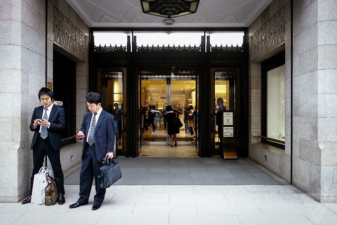 Lối vào bên trong trung tâm thương mại, cửa hàng của Apple Watch nằm ngay bên trái