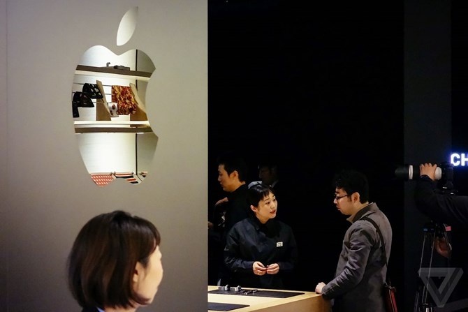 Không gian sang trọng bên trong cửa hàng bày bán Apple Watch được bao phủ bởi tông màu đen huyền bí.