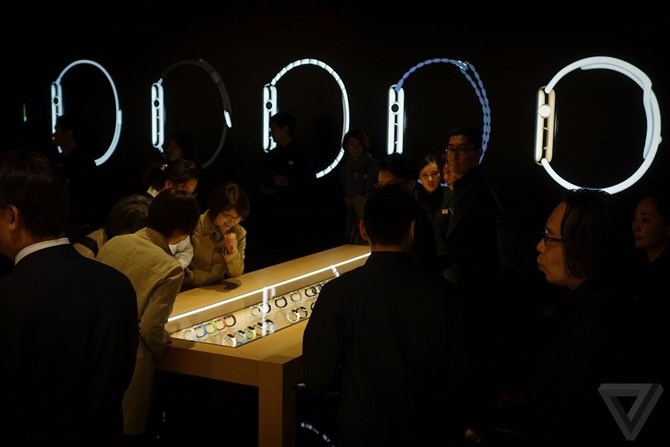 Rất đông người dùng đến tham quan và dùng thử mẫu đồng hồ Apple Watch.