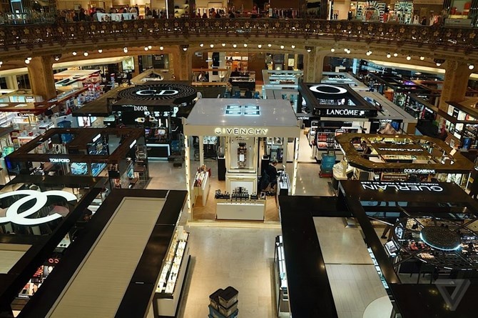 Không gian bên trong tràn ngập các thương hiệu thời trang nổi tiếng như Chanel, Dior, Givenchy,...