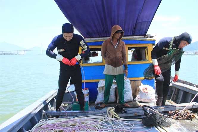 Ngư dân chuẩn bị dụng cụ cho buổi lặn.