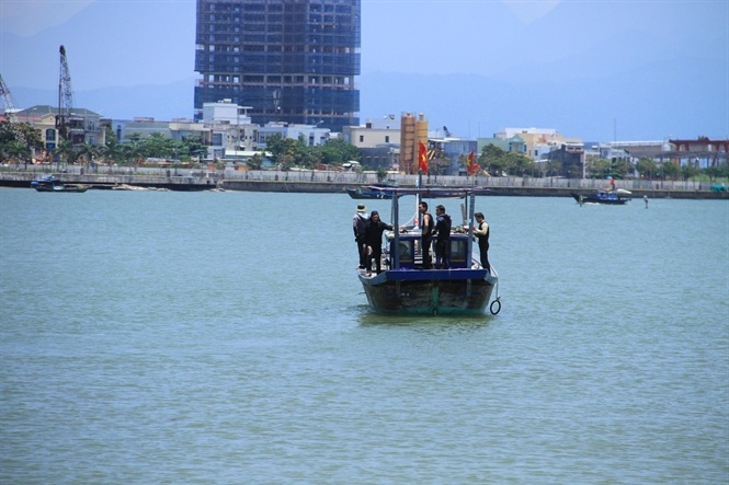 Tàu lặn chíp chíp của ngư dân Đà Nẵng... Đọc thêm tại: http://nongnghiep.vn/san-loc-troi-tren-song-han-post141602.html | NongNghiep.vn