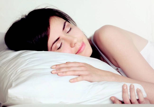 6 thoi quen khi ngu khien ban vua gia vua yeu hinh anh