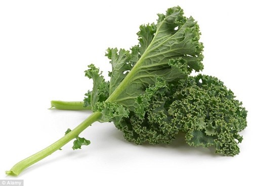 Bổ sung thịt đỏ, cải xoăn, rau bina để tăng lượng sắt sau ngày kinh nguyệt.