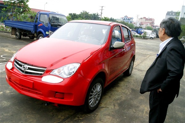 Tuy nhiên, từ năm 2010 kinh tế rơi vào khủng hoảng, các ngân hàng xiết chặt cho vay, lãi suất tăng phi mã khiến Vinaxuki thua lỗ, và tới năm 2012 hoạt động của công ty phải tạm dừng. Thiếu tiền, giấc mơ chiếc xe cá nhân Việt đành dở dang, chưa biết tới khi nào nó mới có thể đưa ra thị trường. Chiếc ô tô mẫu loại 4 chỗ do Vinaxuki sản xuất, với tỷ lệ nội địa hóa đạt khoảng 50%. Nếu xuất xưởng, giá xe dự kiến là 350 triệu đồng với bản số sàn, và 390 triệu đồng với bản số tự động.