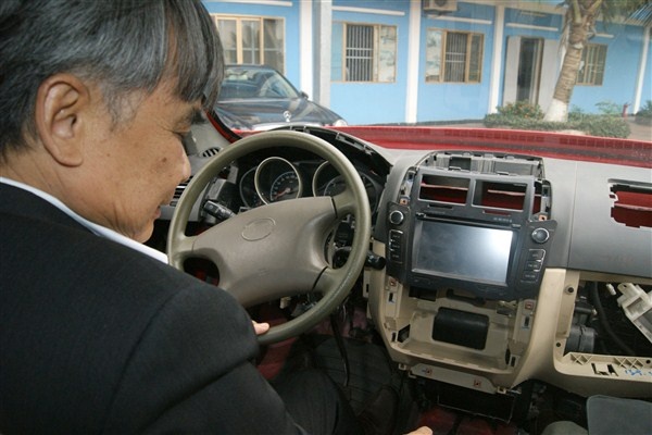 Những khoảng trống chờ sẵn để khi có thiết bị nhập về chỉ cần lắp vào là thành chiếc xe hoàn chỉnh.