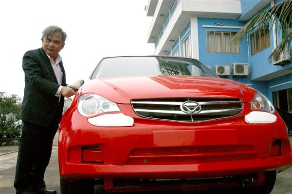 Tuy nhiên, do khó khăn về vốn nên việc sản xuất bị gián đoạn từ năm 2012, chiếc xe cũng chưa thể hoàn thiện với nhiều bộ phận, phụ kiện chưa được lắp đặt. Ụ đèn dưới được dùng miếng xốp trắng dán để đảm bảo mỹ quan.