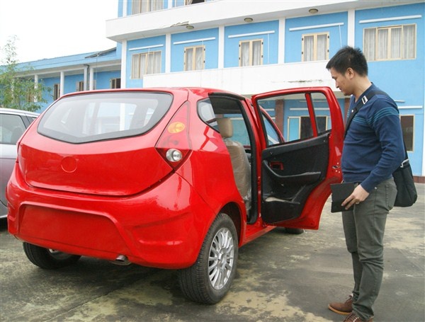 Đuôi xe được thiết kế dáng vòng cung kiểu xe Mazda của Nhật Bản.