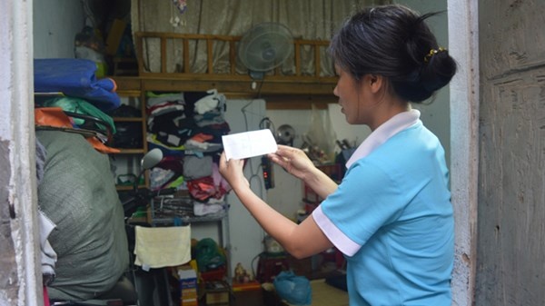 Sinh viên Nguyễn Thị Duyên phải thắt lưng buộc bụng hơn nữa để đóng tiền điện.