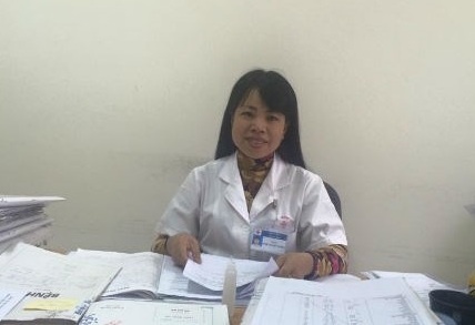 Nu bac si nan ni benh nhan chua ung thu hinh anh