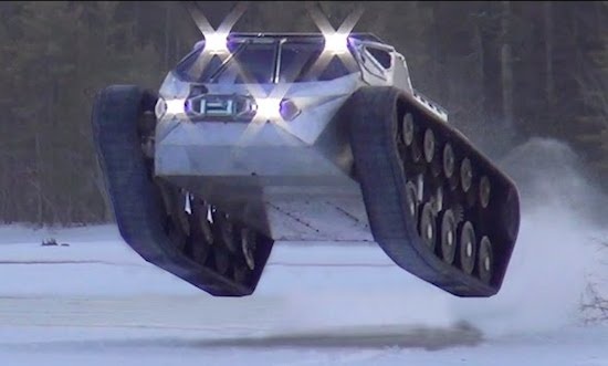 Xe tang luot nhu bay tren ho bang hinh anh