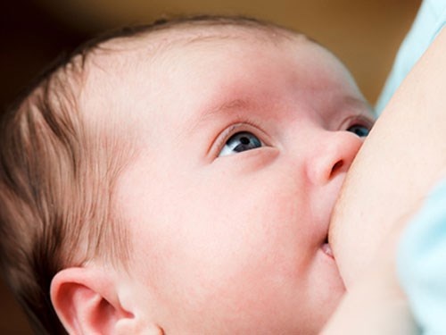 Nên cho trẻ bú mẹ hoàn toàn trong 6 tháng đầu.