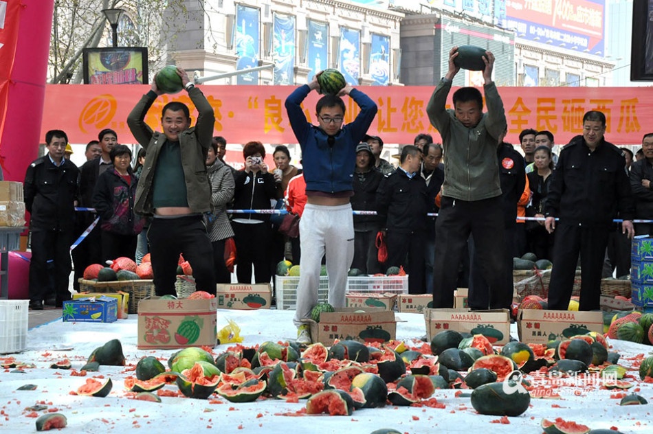 Đài CCTV dẫn thông báo cho biết, những người nhập viện là do đã ăn dưa hấu chứa dư lượng thuốc trừ sâu bên trong.