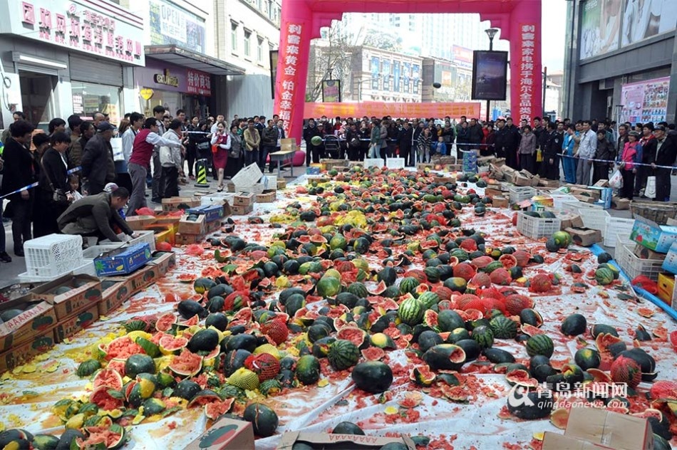 Tap trung dap dua hau truoc trung tam mua sam hinh anh