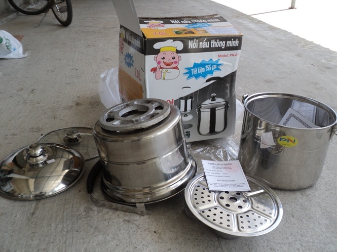 Bộ nồi thông minh được công ty Phong Nghĩa hét giá tới 3,6 triệu đồng, thực chất chỉ là nồi ủ, có miếng gang tích nhiệt ở đáy, giá thị trường chỉ khoảng 1 triệu đồng.