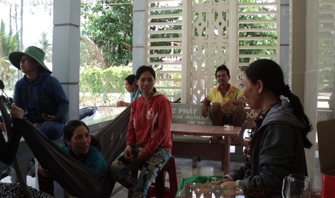 Nong dan 'sap bay' ban hang khuyen mai hinh anh