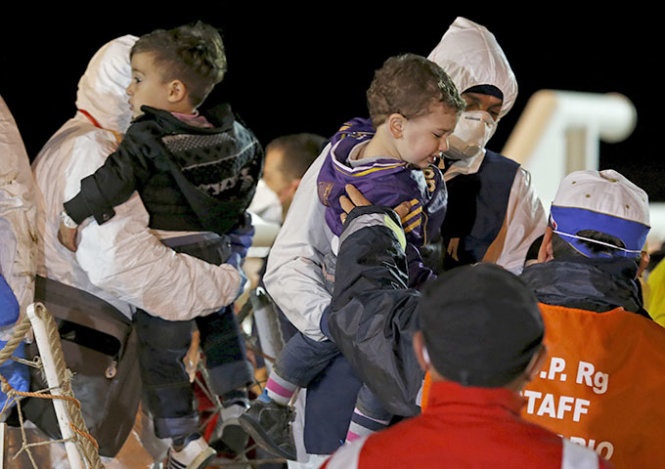 Dia Trung Hai - 'nha mo tap the' hinh anh