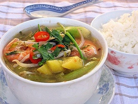 Không nên chan canh ăn chung với cơm.