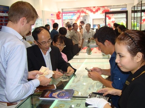 Bat ngo thieu tien dong hinh anh