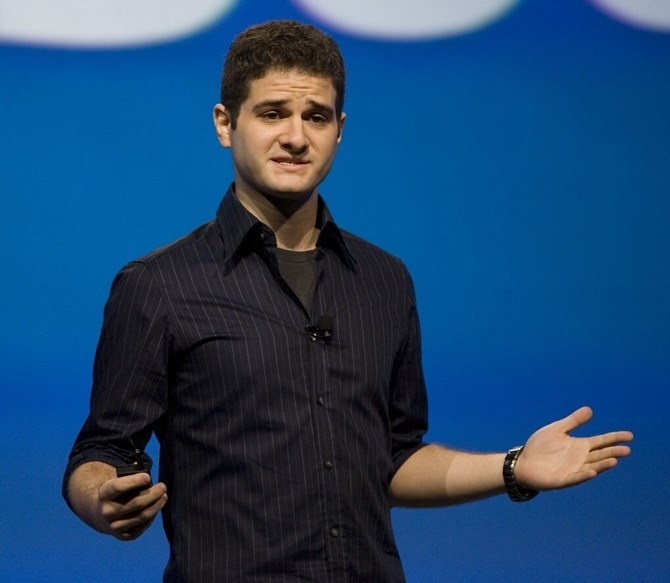 1. Dustin Moskovitz Dustin Moskovitz là một trong những người đồng sáng lập mạng xã hội Facebook, cũng là bạn cùng phòng ký túc xá với Mark Zuckerberg tại trường Harvard. Cuối năm 2008, Moskovitz rời khỏi Facebook để thành lập công ty công nghệ mới là Asana. Cùng với việc sở hữu 6% cổ phần của Facebook, hiện giá trị tài sản ước tính của Moskovitz là <abbr class=