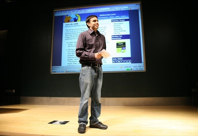 6. Blake Ross Đồng sáng lập của trình duyệt Mozilla Firefox và Parakey, Blake Ross đã kiếm được bộn tiền từ khi còn ở tuổi 19. Với sự ra đời của trình duyệt Firefox, chưa bao giờ vị trí thống trị của Internet Explorer lại bị lung lay dữ dội như vậy. Đứng đằng sau “cơn ác mộng kinh hoàng nhất của Bill Gates” ấy là một thanh niên mới 19 tuổi người Miami - Blake Ross. Các nhà phân tích cho rằng trình duyệt Firefox do Ross tạo ra có tốc độ nhanh hơn, đa năng hơn và bảo vệ người dùng tốt hơn trước virus và phần mềm gián điệp so với Internet Explorer.