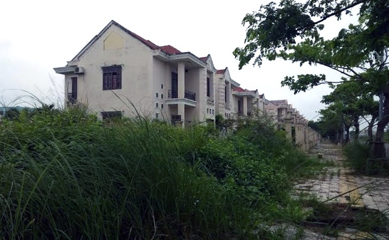 Dãy biệt thự bị bỏ hoang, cỏ mọc lút đầu người.