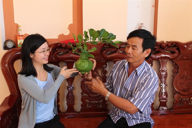 Ông Ba Thành giới thiệu bưởi hô lô có chữ “Phúc - Lộc - Thọ”... Đọc thêm tại: http://nongnghiep.vn/phu-thuy-tao-hinh-trai-cay-post141711.html | NongNghiep.vn