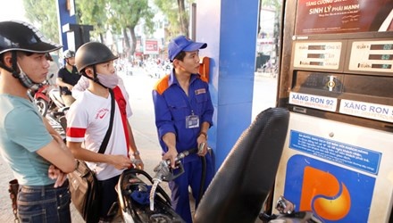 Choang voi gia xang, lo hang tieu dung doi gia hinh anh