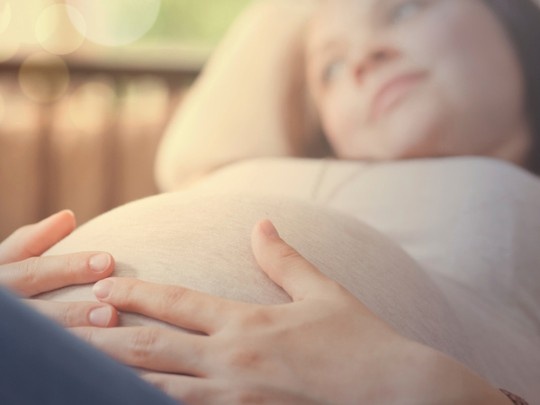 Nằm ngửa quá nhiều khiến bà bầu đau cột sống, khó sinh.