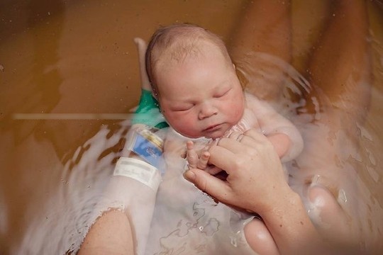 Phương pháp sinh dưới nước được nhiều bà bầu áp dụng.