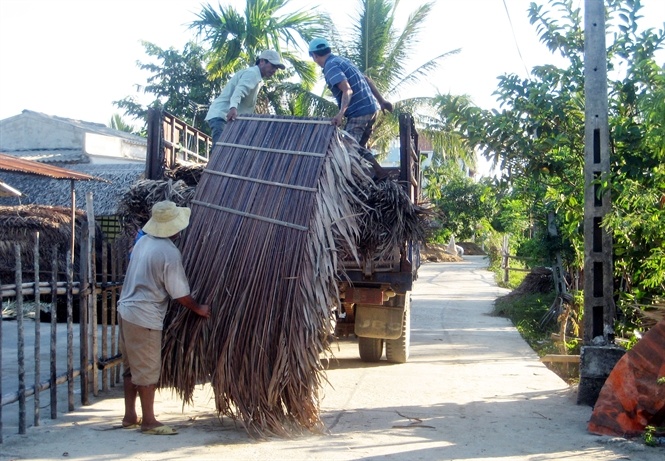 Đưa lá đi làm nhà.