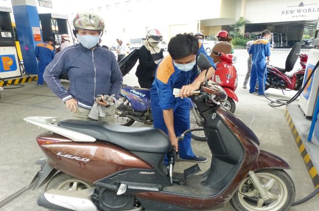 Ap luc tang gia xang rat lon hinh anh