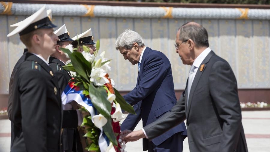 Ngoại trưởng Nga Sergey Lavrov (phải) và Ngoại trưởng John Kerry đặt hoa tại Đài tưởng niệm Chiến tranh Zakovkzalny ở Sochi ngày 12/5.