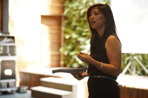 Sophie Trần trong buổi ra mắt chức năng mới của Google.