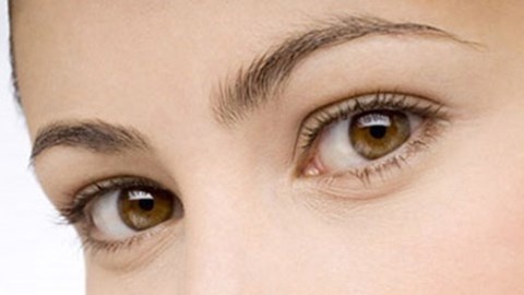 Tia mau trong mat la benh gi? hinh anh