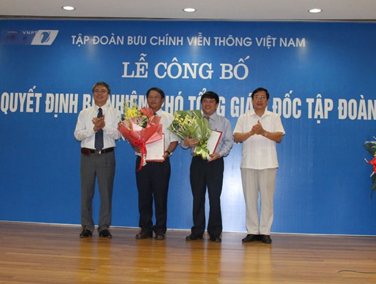 Bộ trưởng Bộ TT&TT Nguyễn Bắc Son tặng hoa chúc mừng 2 tân Phó Tổng giám đốc VNPT là ông Lương Mạnh Hoàng (người thứ hai từ trái sang) và ông Ngô Hùng Tín (người thứ ba từ trái sang).