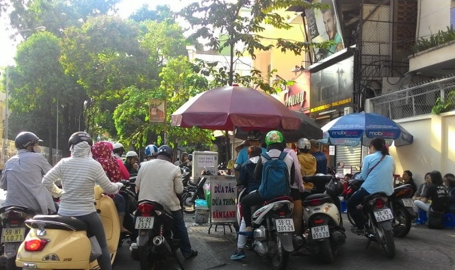 Sai Gon nang, nuoc giai nhiet dat hang hinh anh
