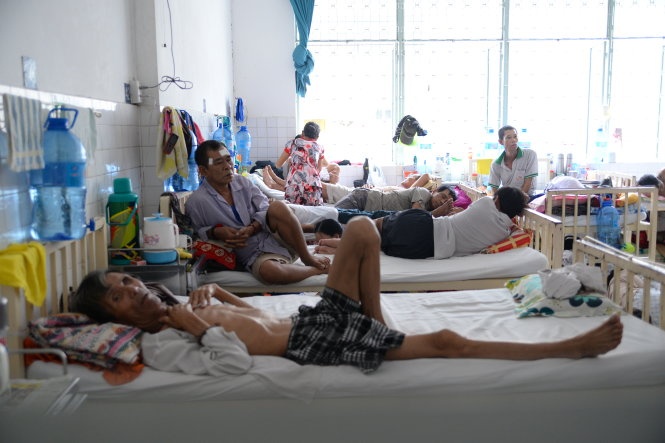 Người mắc bệnh ung thư ngày càng tăng. Trong ảnh: hai bệnh nhân ung thư nằm ghép giường điều trị tại Bệnh viện Ung bướu TP.HCM.