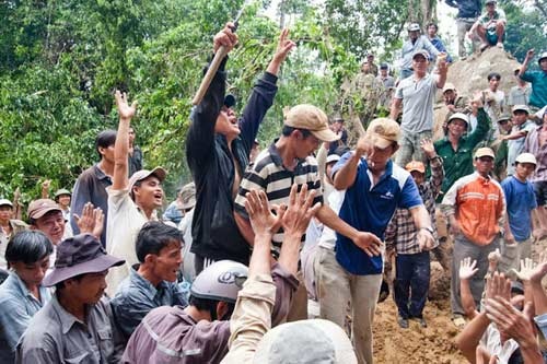 Vui mừng khi tìm thấy một đốt kỳ nam bé bằng ngón tay.