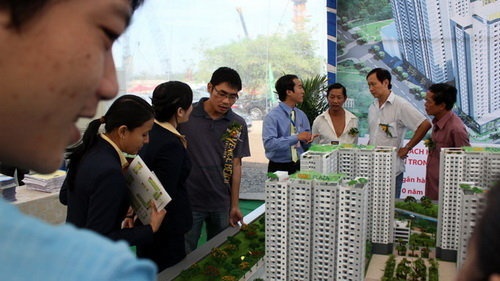 Khách hàng tìm mua căn hộ tại một dự án nhà ở xã hội vừa khởi công tại TP HCM.