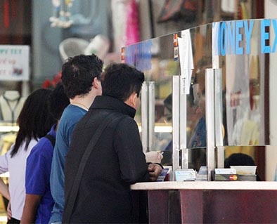 Ty gia USD van neo cao mot cach kho hieu hinh anh